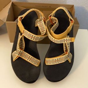 Teva flatform sandals size 8 yellow